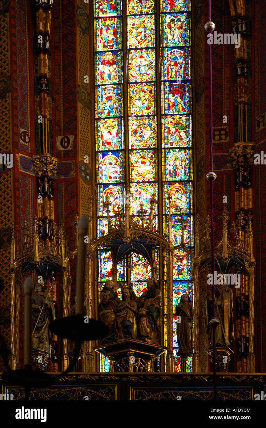 Et l'intérieur vitrail de l'église conception mediaval de Cracovie Cracovie Pologne Mariacki Été 2006 Banque D'Images