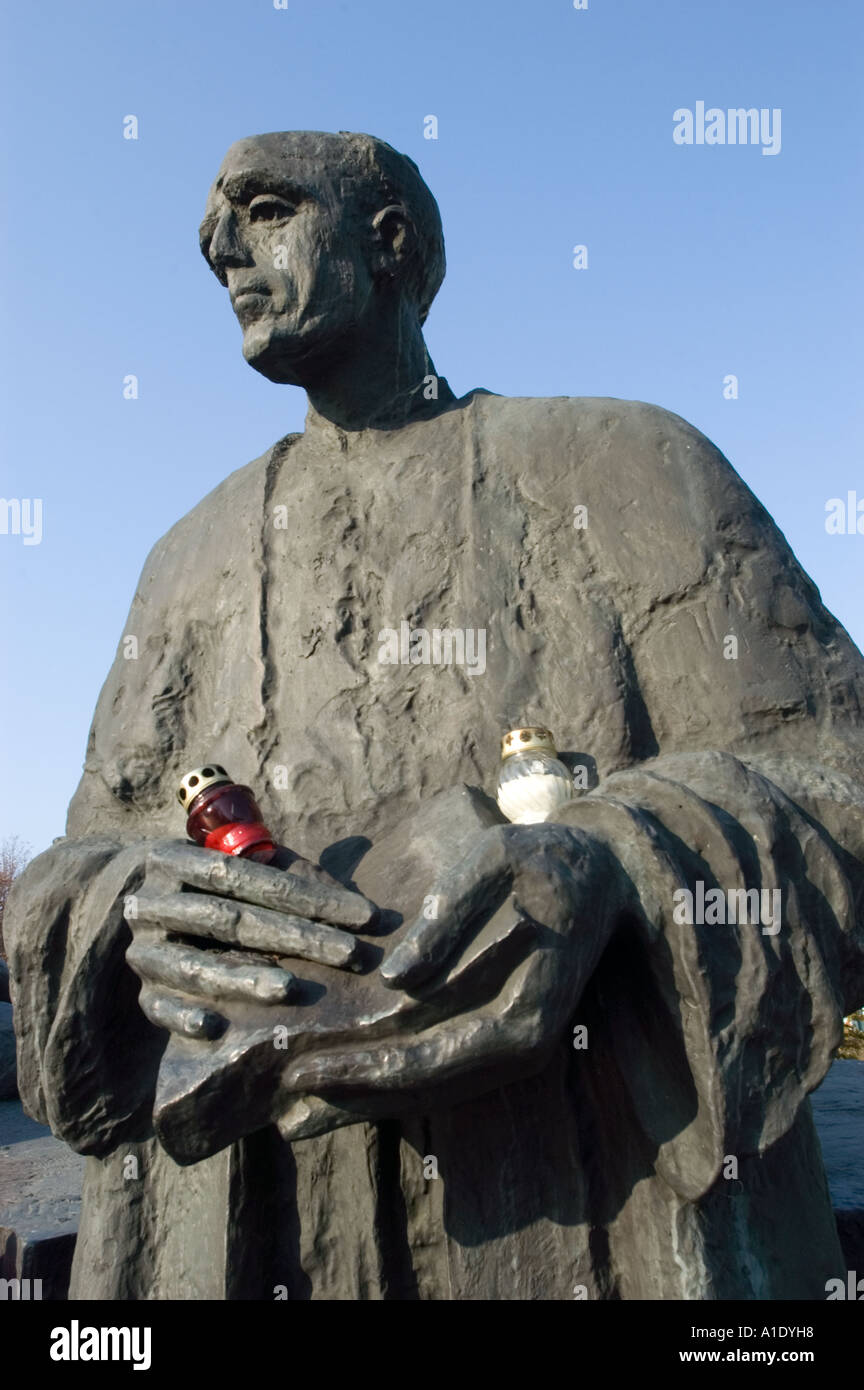 Monument du soulèvement de Varsovie dans la vieille ville, Varsovie, Mazowieckie, Pologne. Gros plan d'une statue de bronze avec des bougies commémoratives sous un ciel bleu clair. Banque D'Images