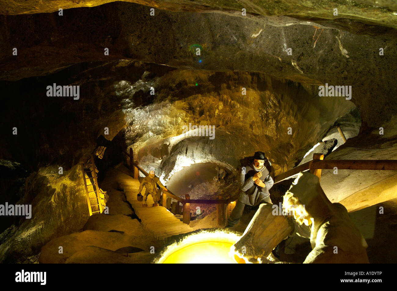 Les travailleurs mineurs médiévale - l'homme à l'eau salée piscine solution dans Kopalnia solna de sel de Wieliczka, Pologne 2006 Banque D'Images