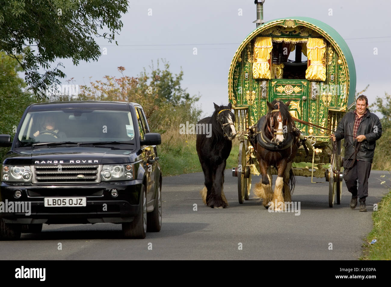 Range Rover voiture dépasse shire horse appelée roulotte sur country lane Stow On The Wold Gloucestershire Royaume Uni Banque D'Images