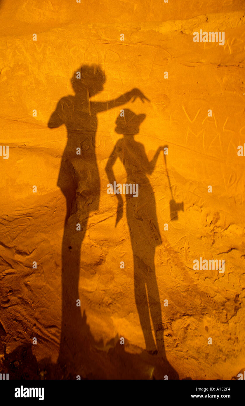 Le photographe et son fils jouant avec leurs ombres au lever du soleil Roussilion France Banque D'Images