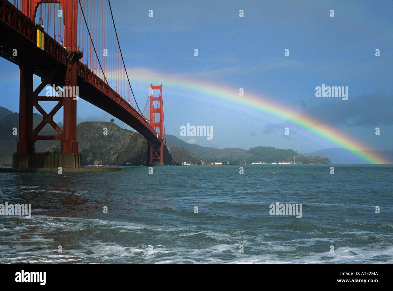 Une tempête de compensation donne un arc-en-ciel sur le Golden Gate Bridge  à San Francisco, Californie, États-Unis d'Amérique Photo Stock - Alamy