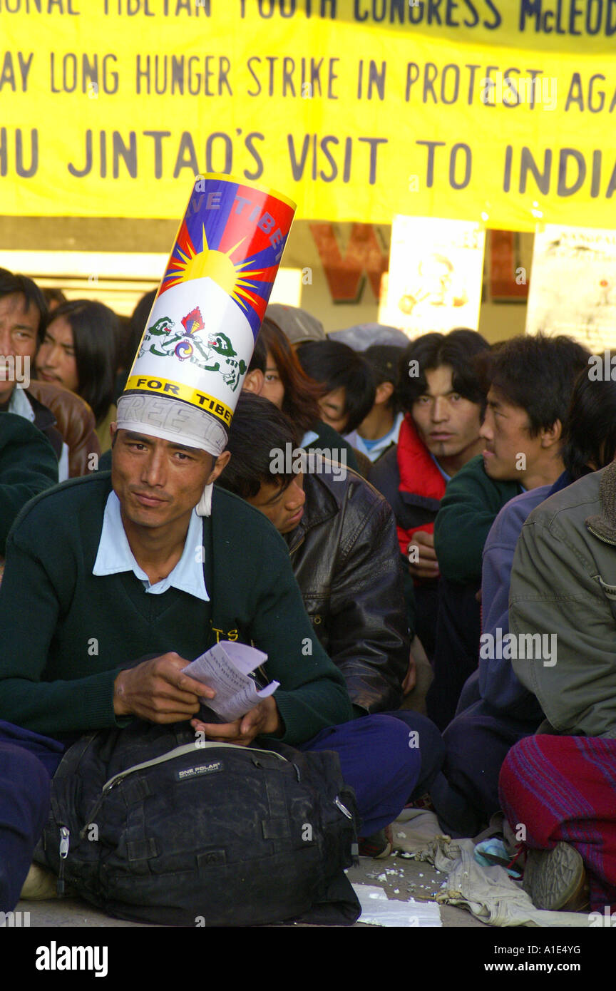 Groupe de manifestants tibétains hommes femmes siégeant en grève de la faim à street de McLeod Ganj, Inde Novembre 2006 Banque D'Images