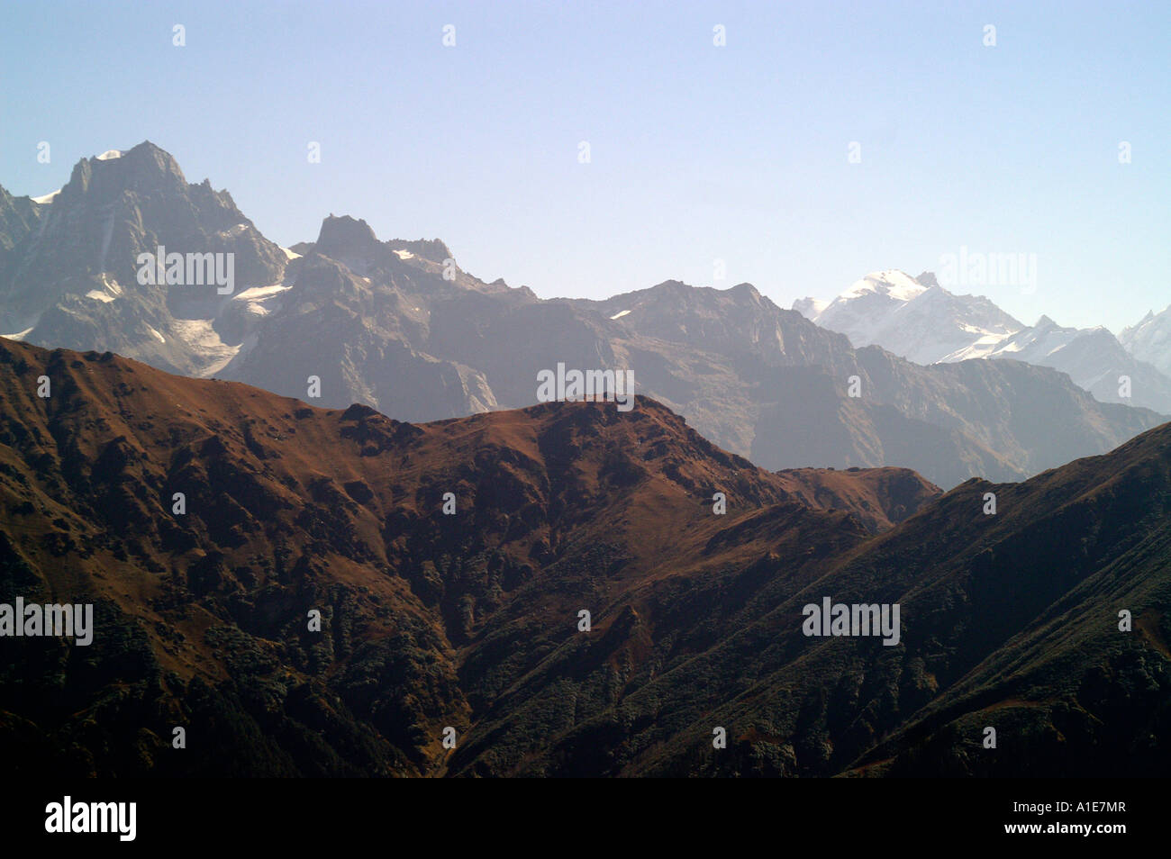 Pyramides rocheuses des hauts sommets au-dessus de la vallée de Malana, Himalaya Indien Banque D'Images