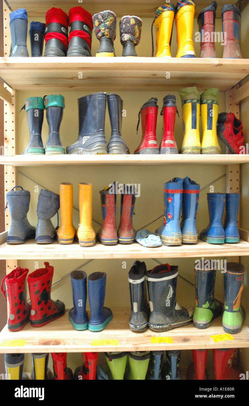 Rack avec des bottes en caoutchouc coloré dans le jardin d'enfants Photo  Stock - Alamy