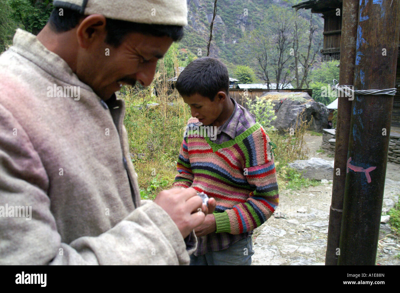 Guide fiable homme buyig haschisch dans teenage boy concessionnaire à Malana, Inde village Banque D'Images