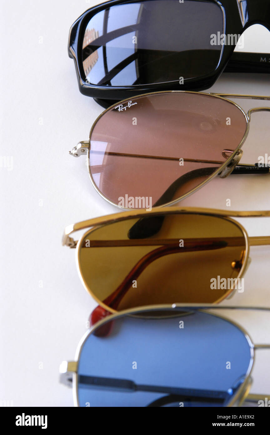 Quatre paires de lunettes Ray Ban Banque D'Images