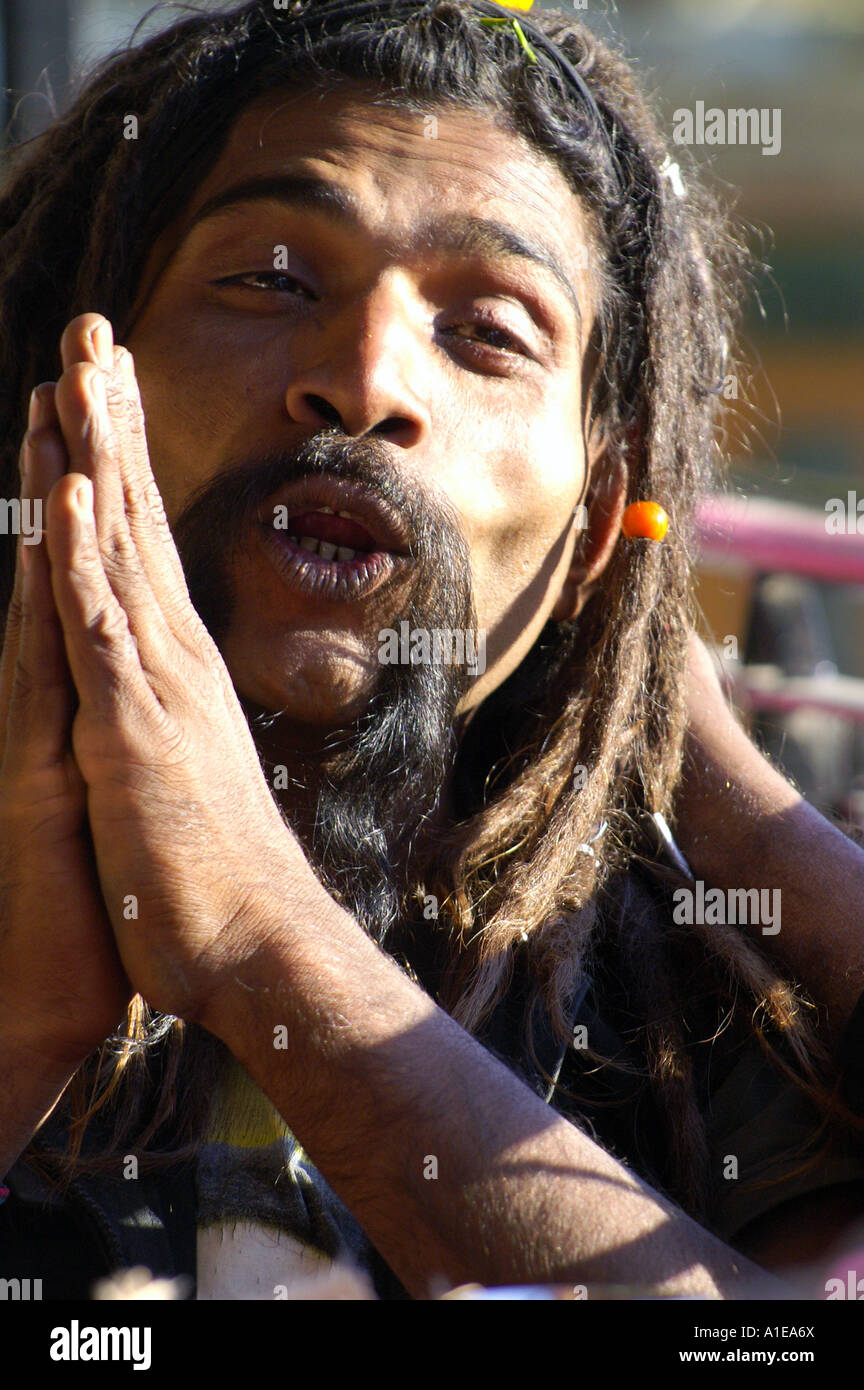 Face portrait smiling sadhu indien exagerrated priant avoir dreadlock, cheveux Vashisht, Inde Banque D'Images