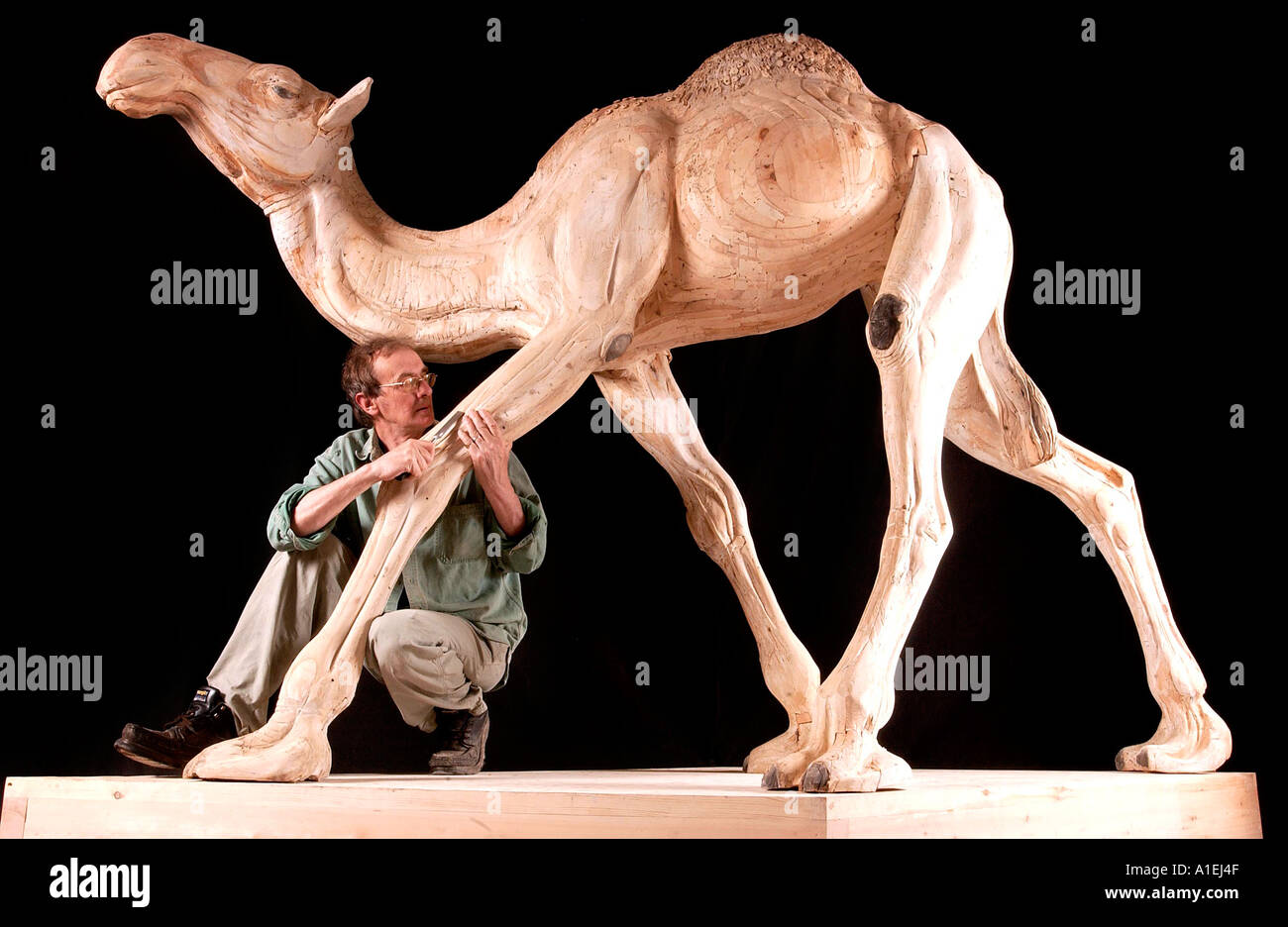 Sculpteur 'Nick Johnson' avec son chameau en bois sculpté de parquets anciens Banque D'Images