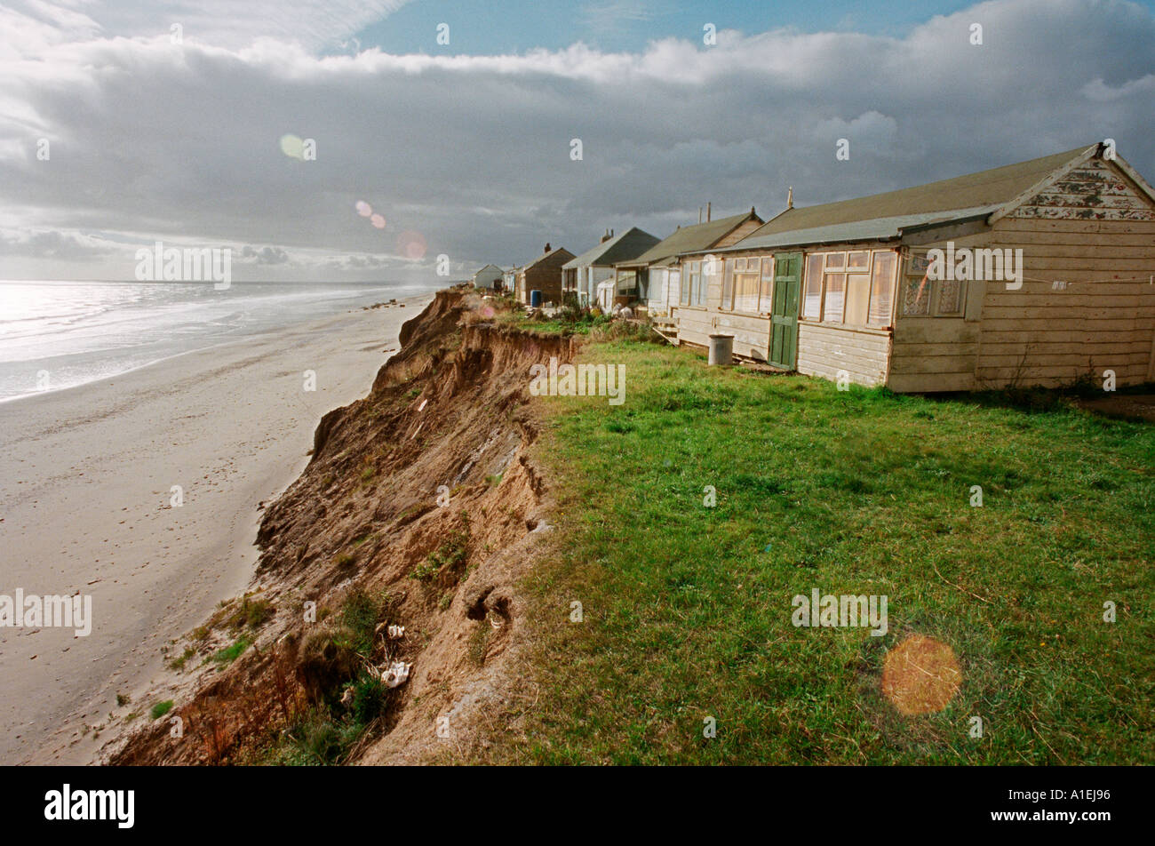 Maisons perchées sur une falaise, sur la côte est de l'érosion. Banque D'Images