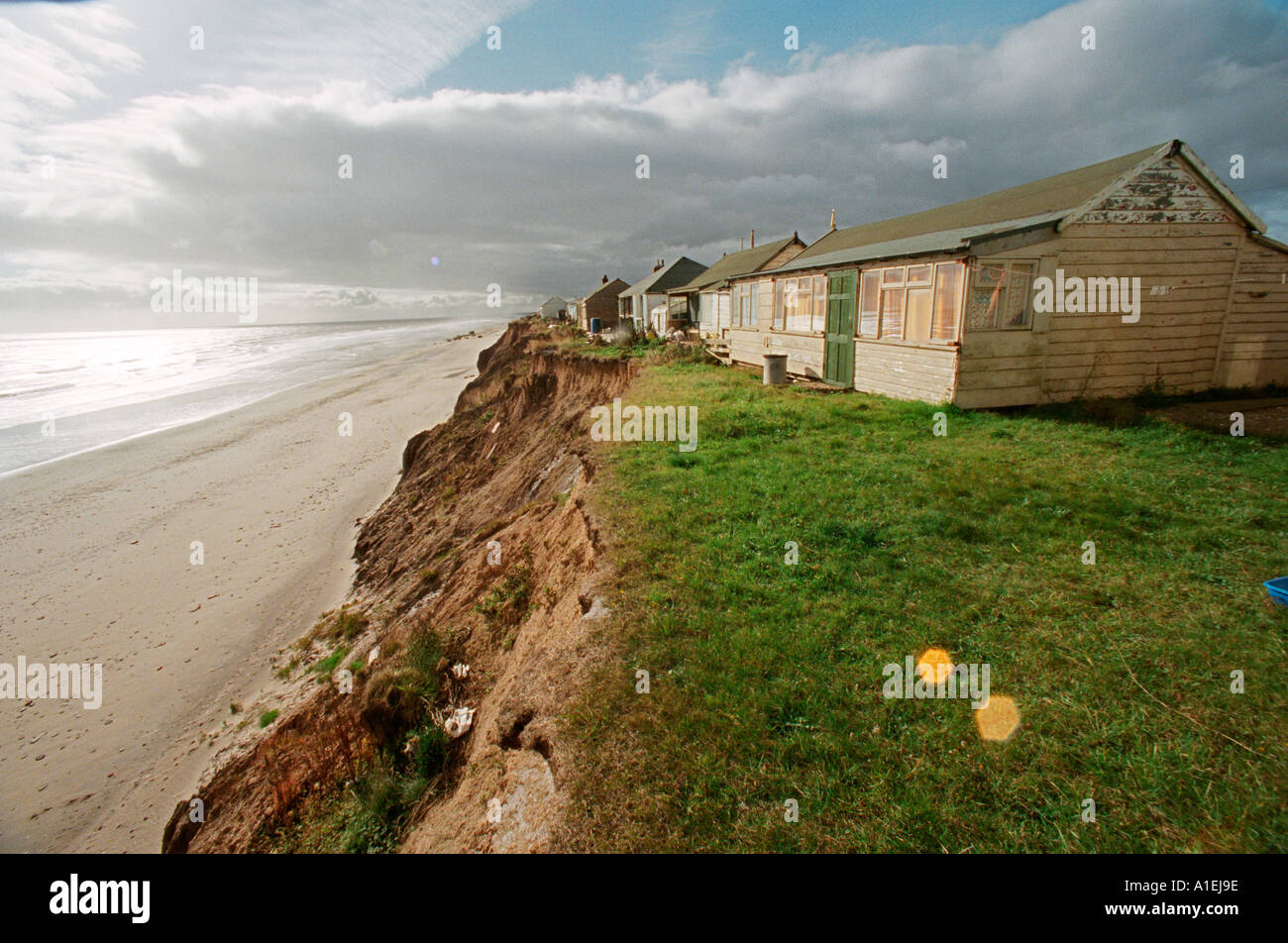 L'érosion côtière. Des maisons abandonnées sur l'instabilité de falaise, sur la côte est de la Grande-Bretagne. Banque D'Images