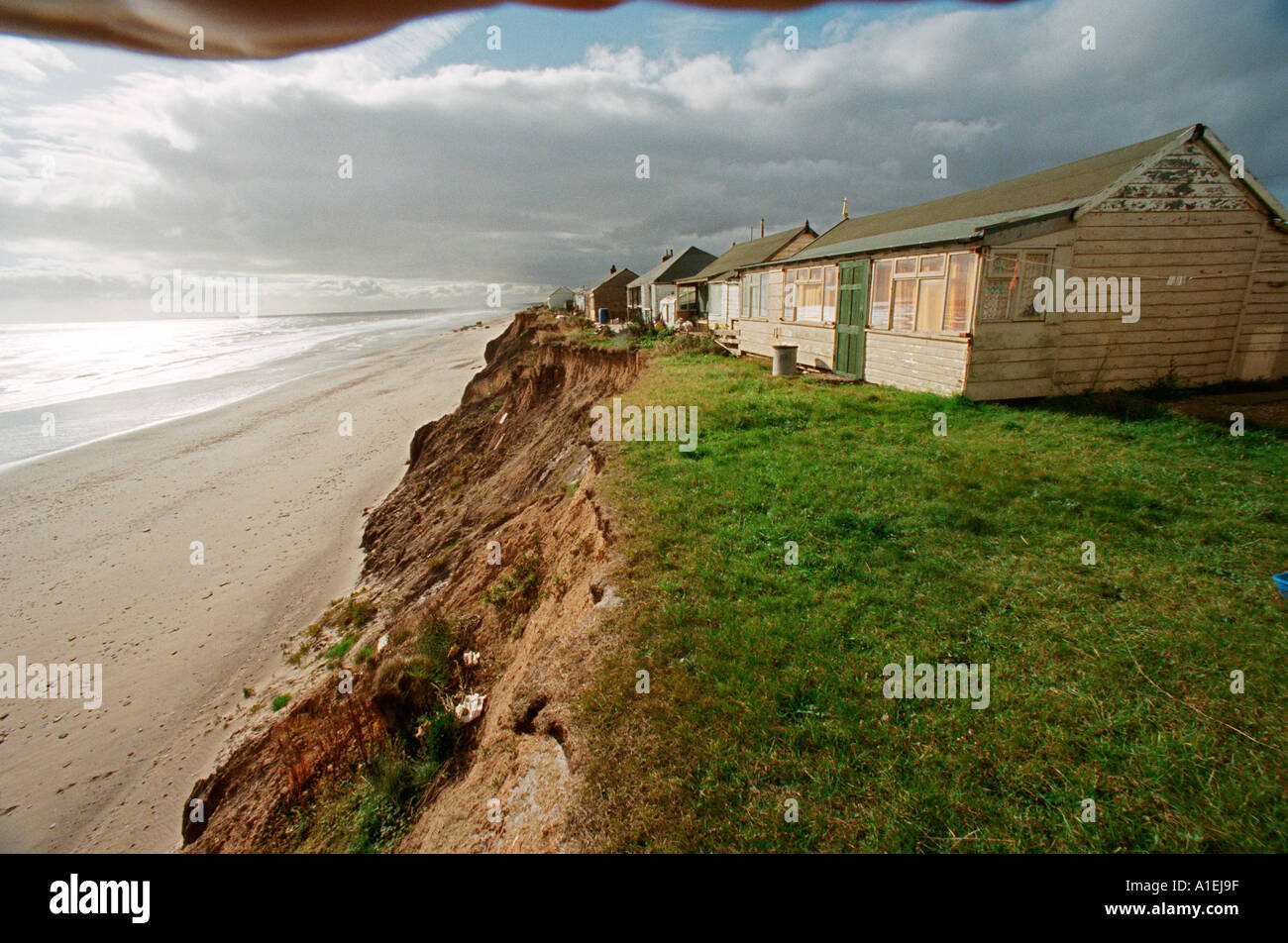 Fonction de l'érosion côtière, maisons abandonnées sur le point de glisser dans la mer sur la côte est de la Grande-Bretagne. Banque D'Images