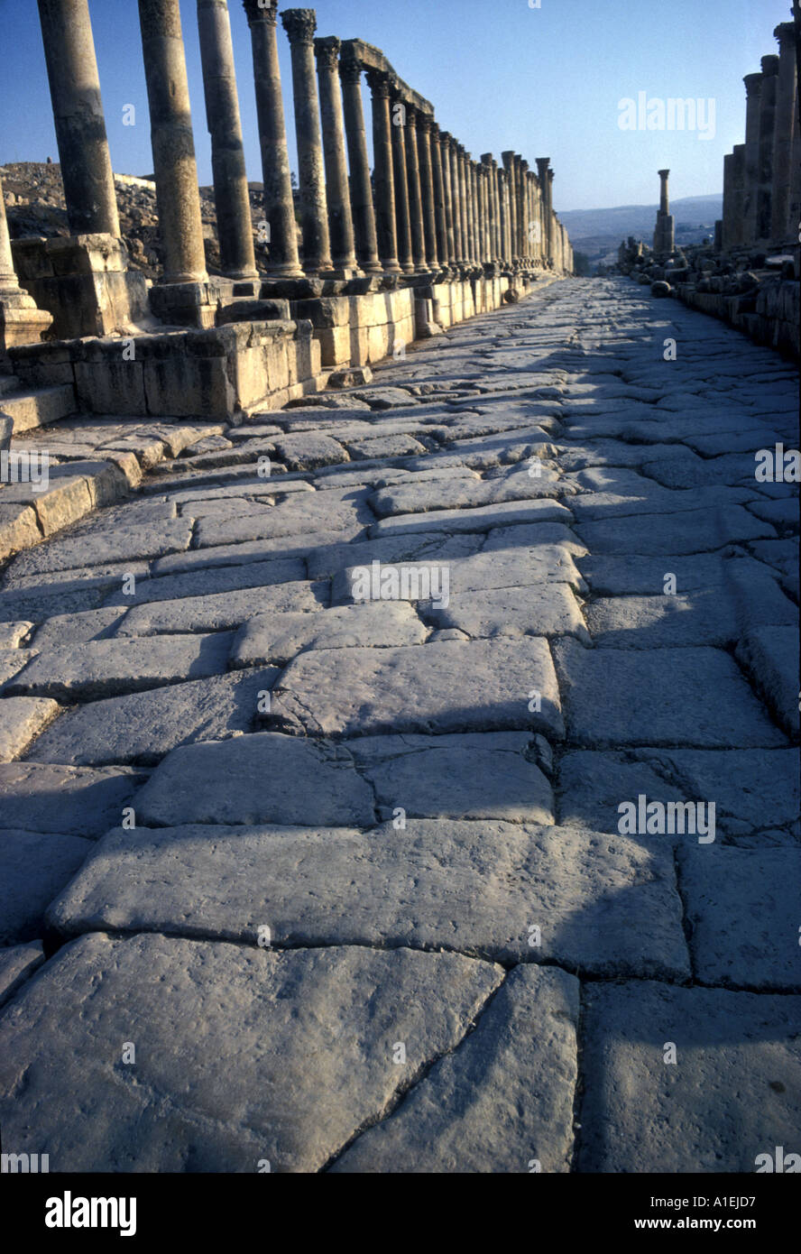 Le Cardo Maximus coupant à travers la ville romaine de Jerash en Jordanie Banque D'Images