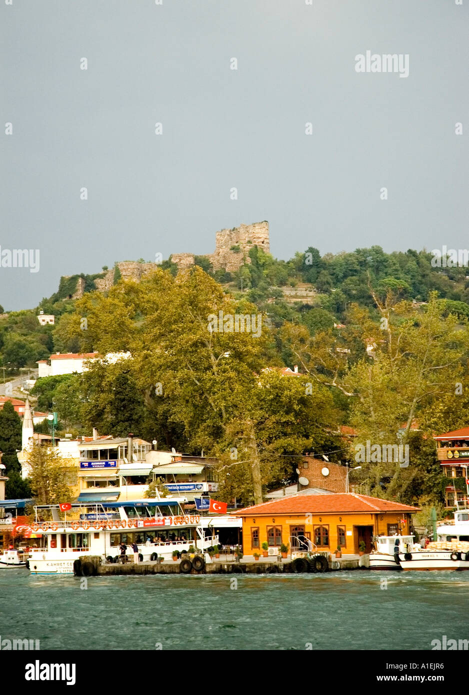 Château se dresse au-dessus de la petite pêche et de village touristique d'Anadolu Kavagi, le détroit du Bosphore, Istanbul, Turquie. DSC 7232 Banque D'Images