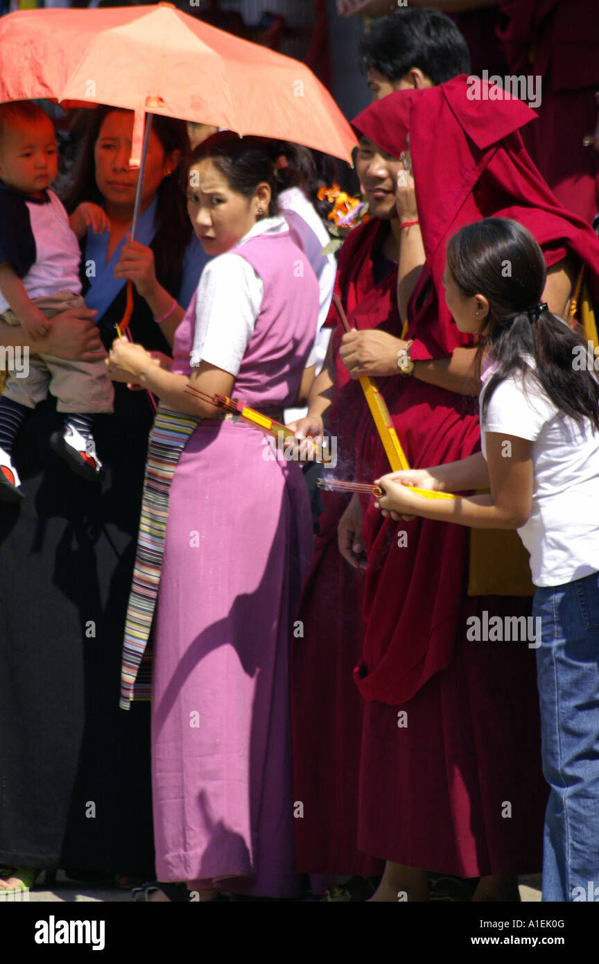 Foule de gens locaux et les moines bouddhistes en attente d'arrivée de Dalaï-lama à l'entrée de monastère de Namgyal Banque D'Images