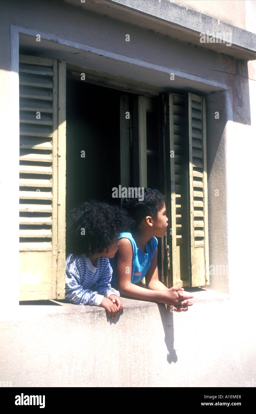 Deux enfants regardant à l'extérieur de la fenêtre Banque D'Images