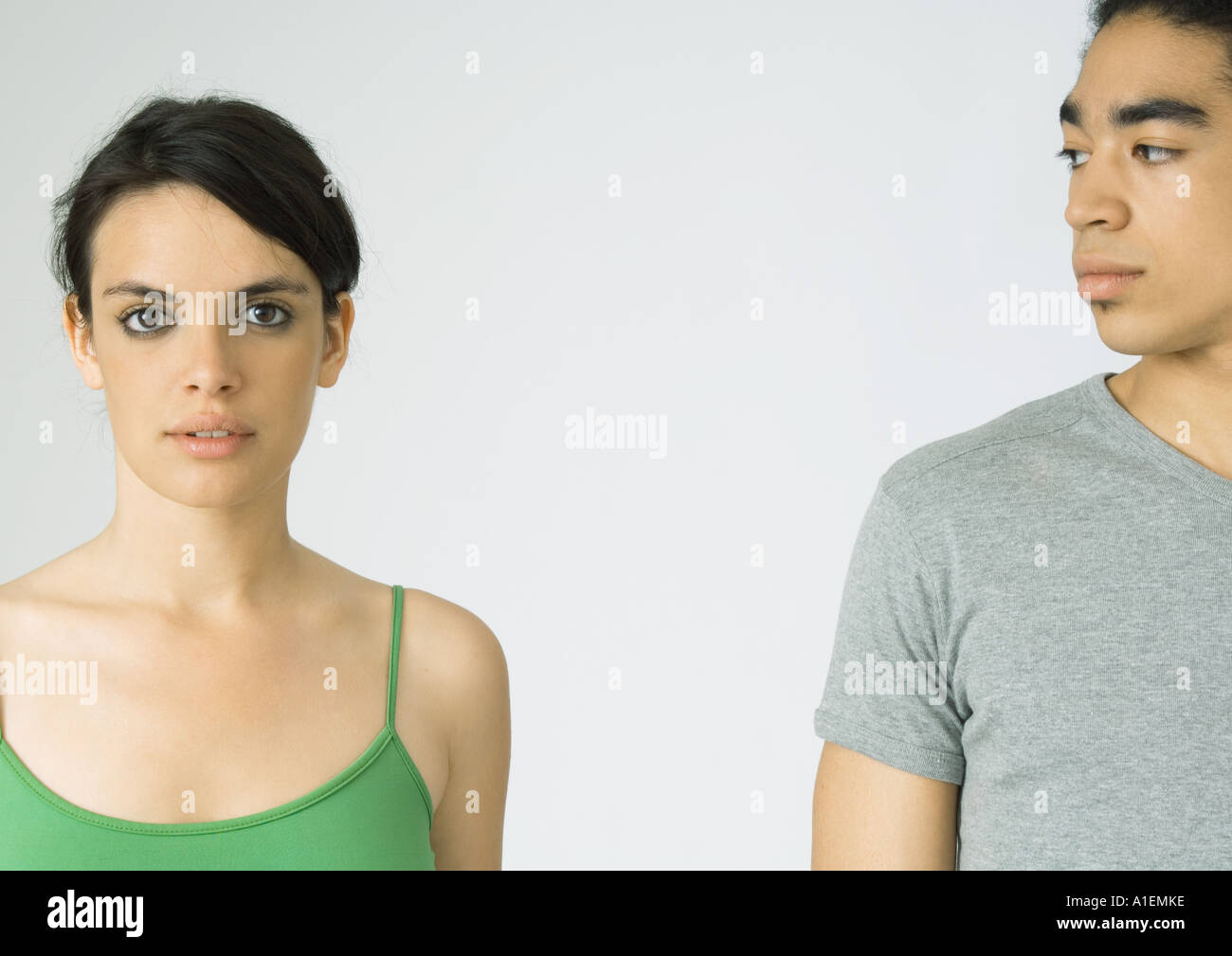 Jeune couple, woman looking at camera, l'homme à la femme au Banque D'Images