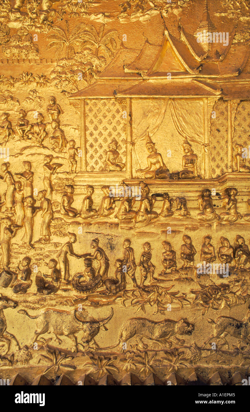 Détail du bas-relief d'or, temple Wat Mai extérieur, Luang Prabang, Laos Banque D'Images