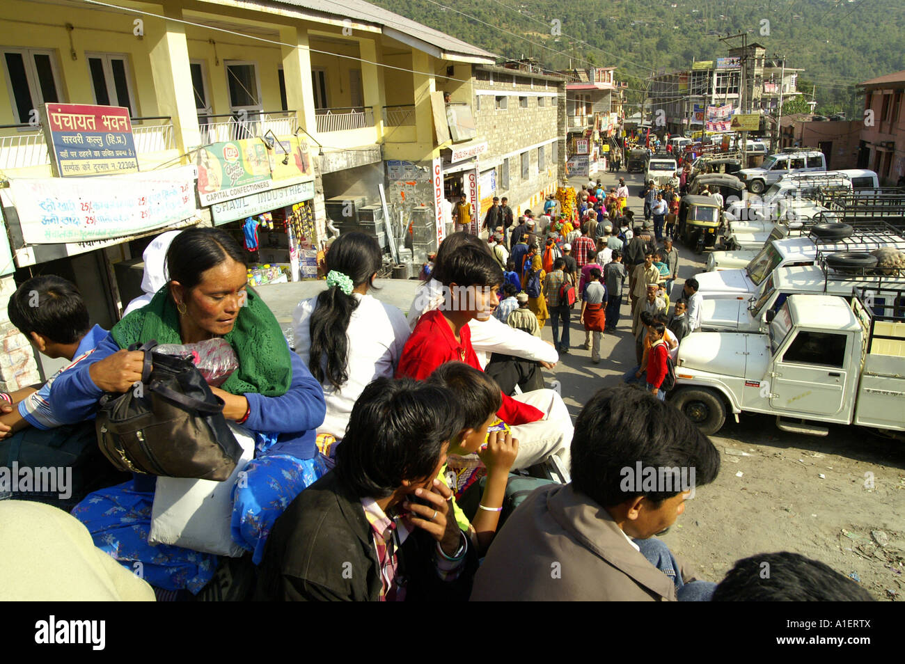 Les foules qui voyagent sur le toit de trop plein (bus, Kullu rues en Inde Banque D'Images