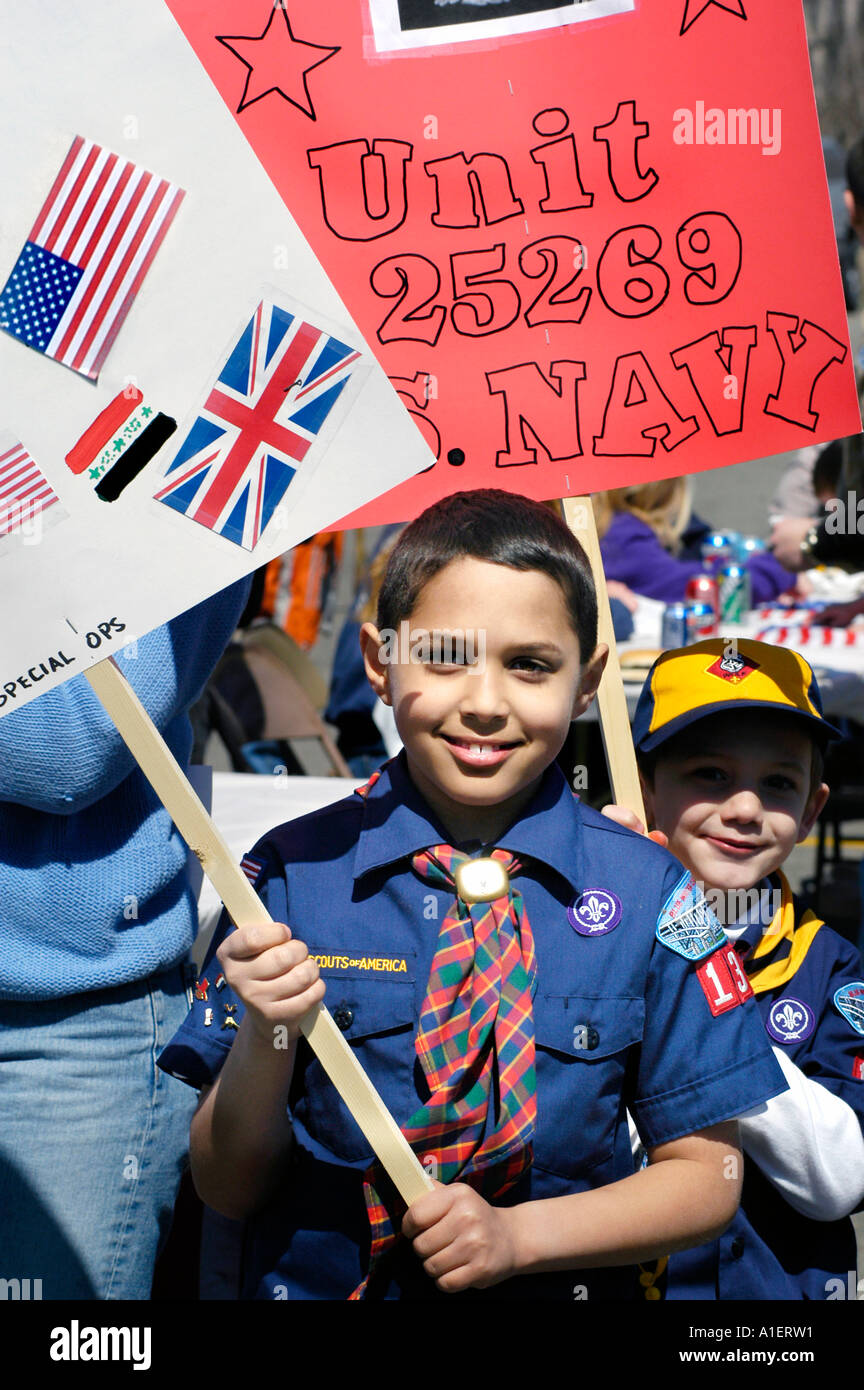 Garçon et louveteaux participent à des activités d'un Memorial Day Parade et festival Banque D'Images