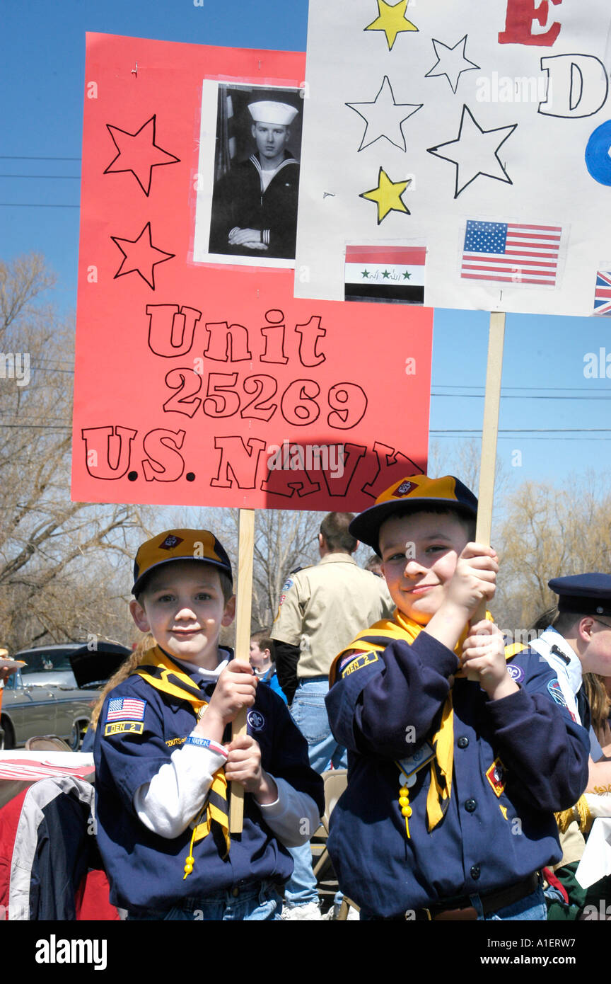 Garçon et louveteaux participent à des activités d'un Memorial Day Parade et festival Banque D'Images