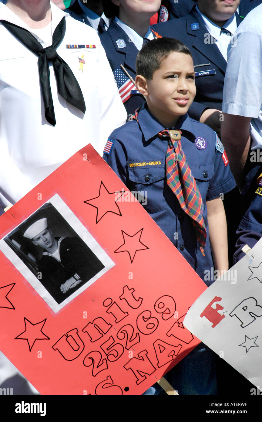 Garçon et louveteaux participent à des activités d'un Memorial Day Parade et festival Banque D'Images