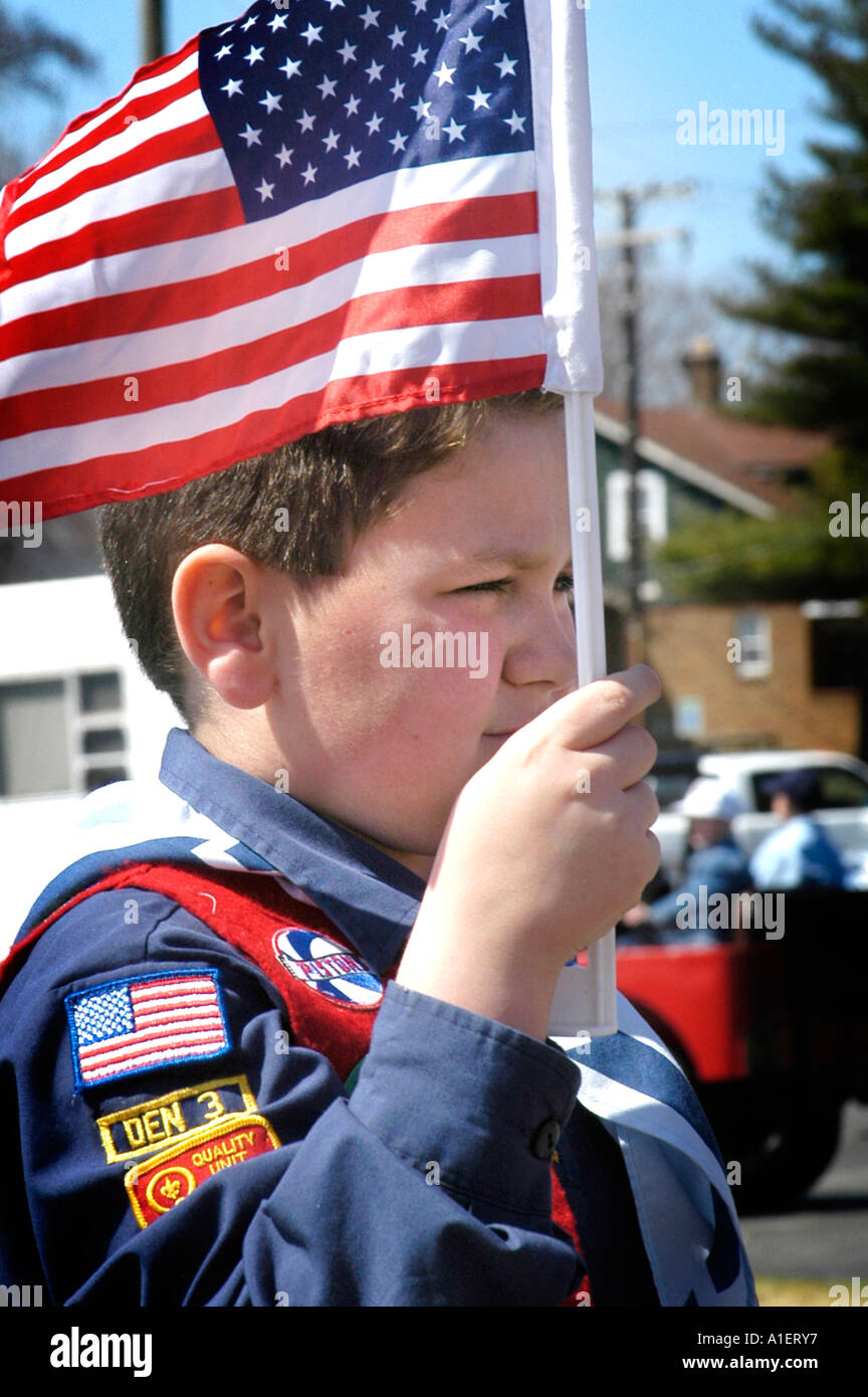 Garçon et louveteaux participent à des activités d'un Memorial Day Parade et festival Banque D'Images