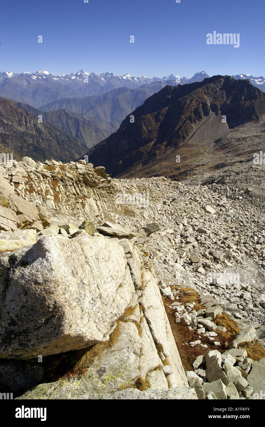 Vue de la vallée de Chamba et Pir Panjal gamme d'Himalaya indien d'Indrahar col 4375m Banque D'Images