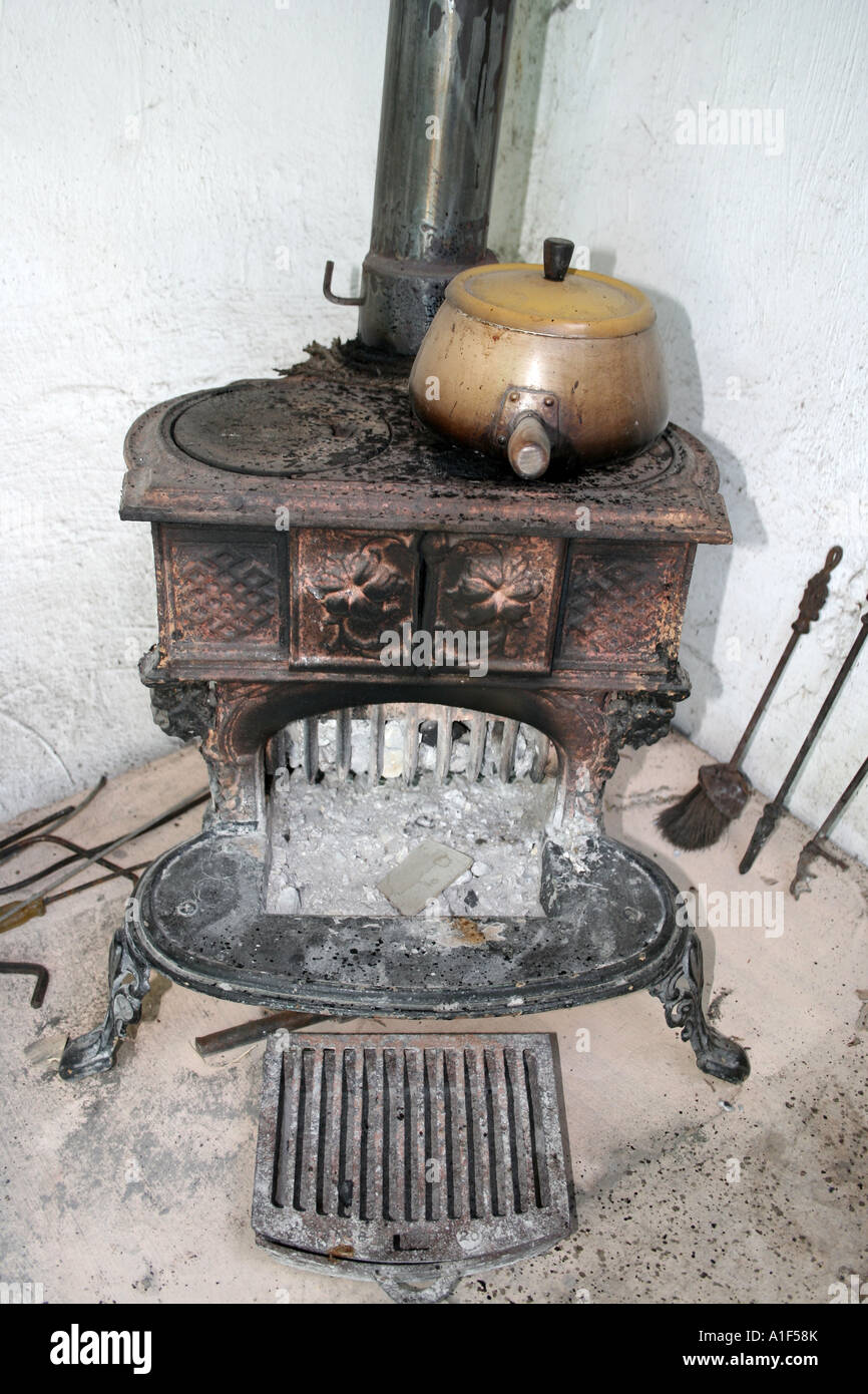 Vintage coal stove Banque de photographies et d'images à haute résolution -  Alamy