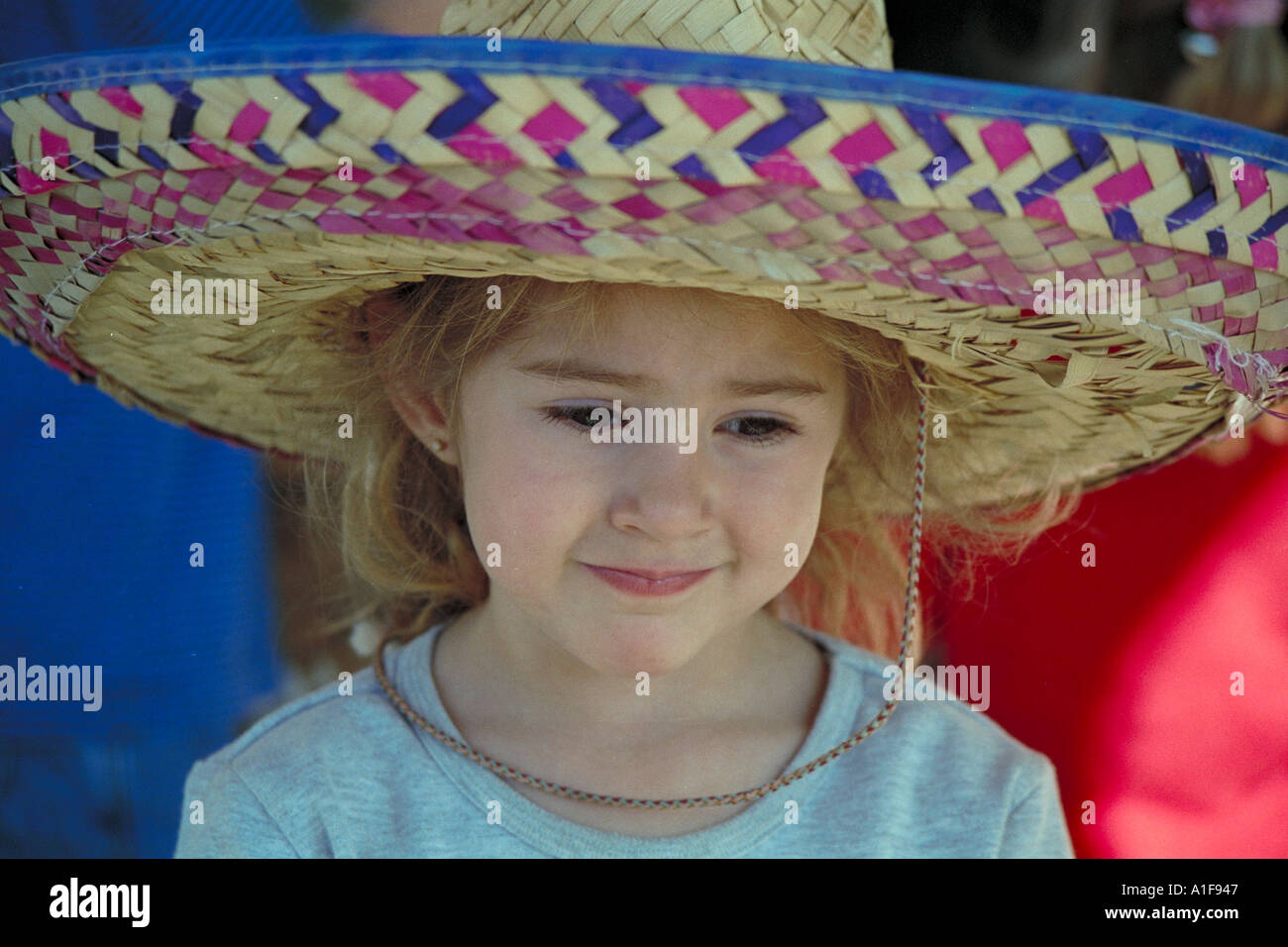 Petite fille blonde portant un grand chapeau de paille Banque D'Images