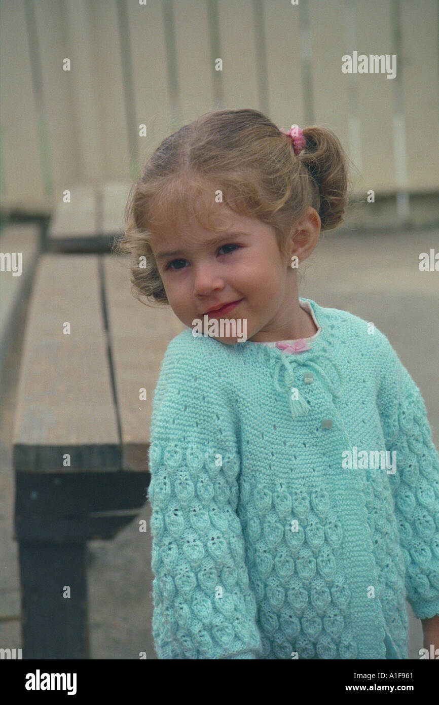 Cute little Girl with pigtails portant un chandail vert Banque D'Images