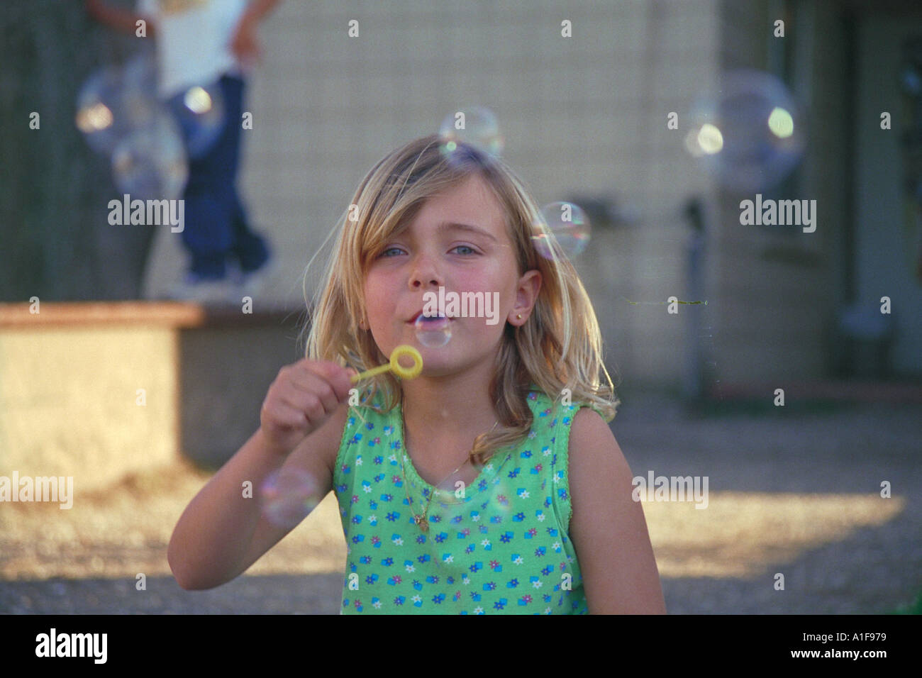 Young Girl blowing bubbles Banque D'Images