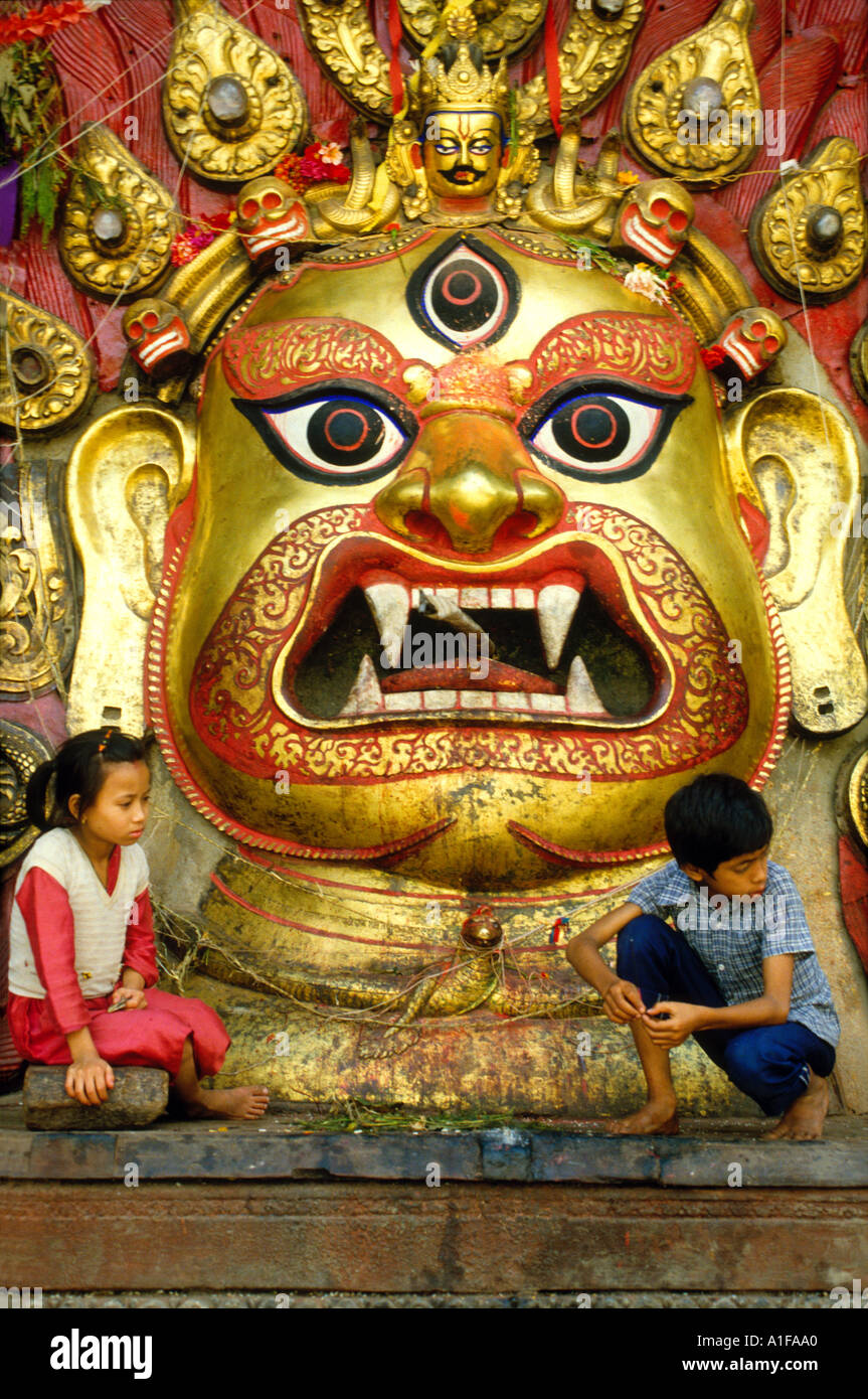 Les enfants et les Dieux Népal 2 Banque D'Images