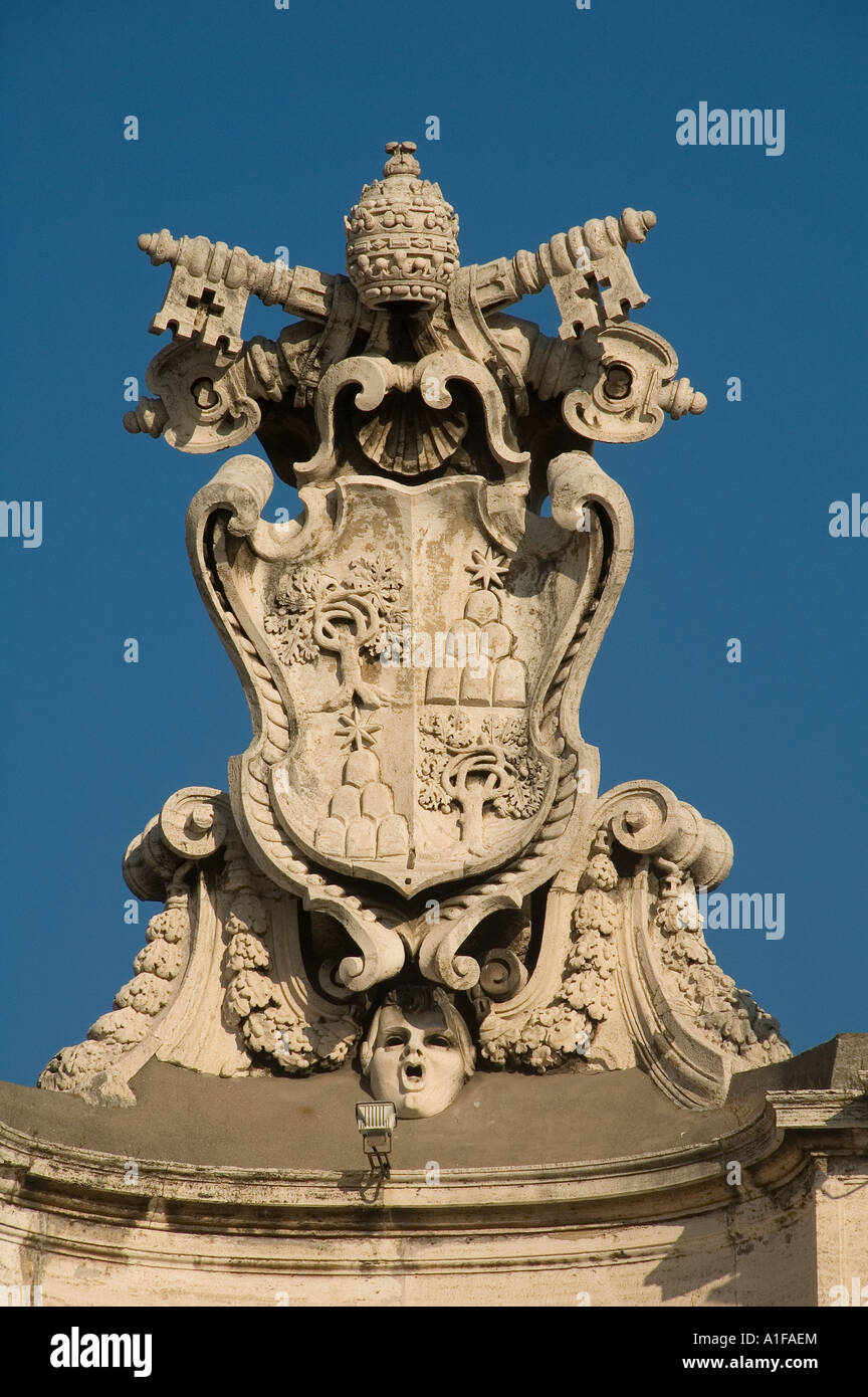Les armoiries du Vatican sur le dessus de la colonnade du Bernin sur la Piazza San Pietro, Vatican Italie Banque D'Images
