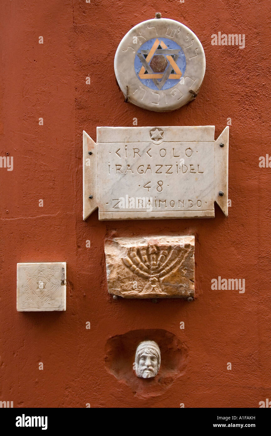 Fragments de reliques juives montés sur un mur dans la rue via della Reginella, dans le vieux ghetto juif de Rome Italie Banque D'Images