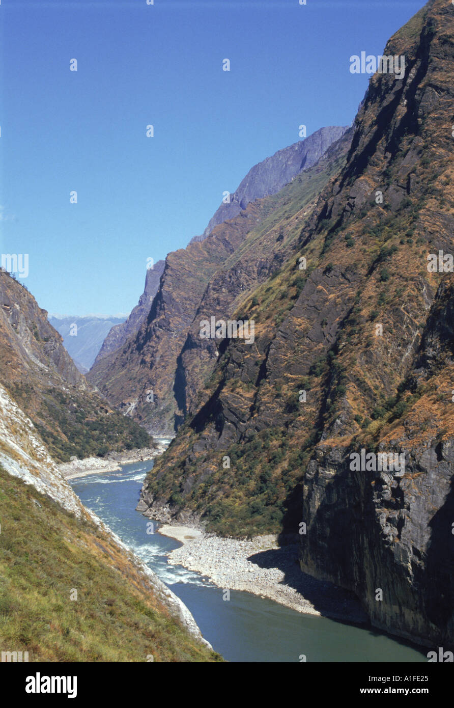 Dans la Gorge du tigre bondissant du Yangzi CHINE Yunnan G Corrigan Banque D'Images