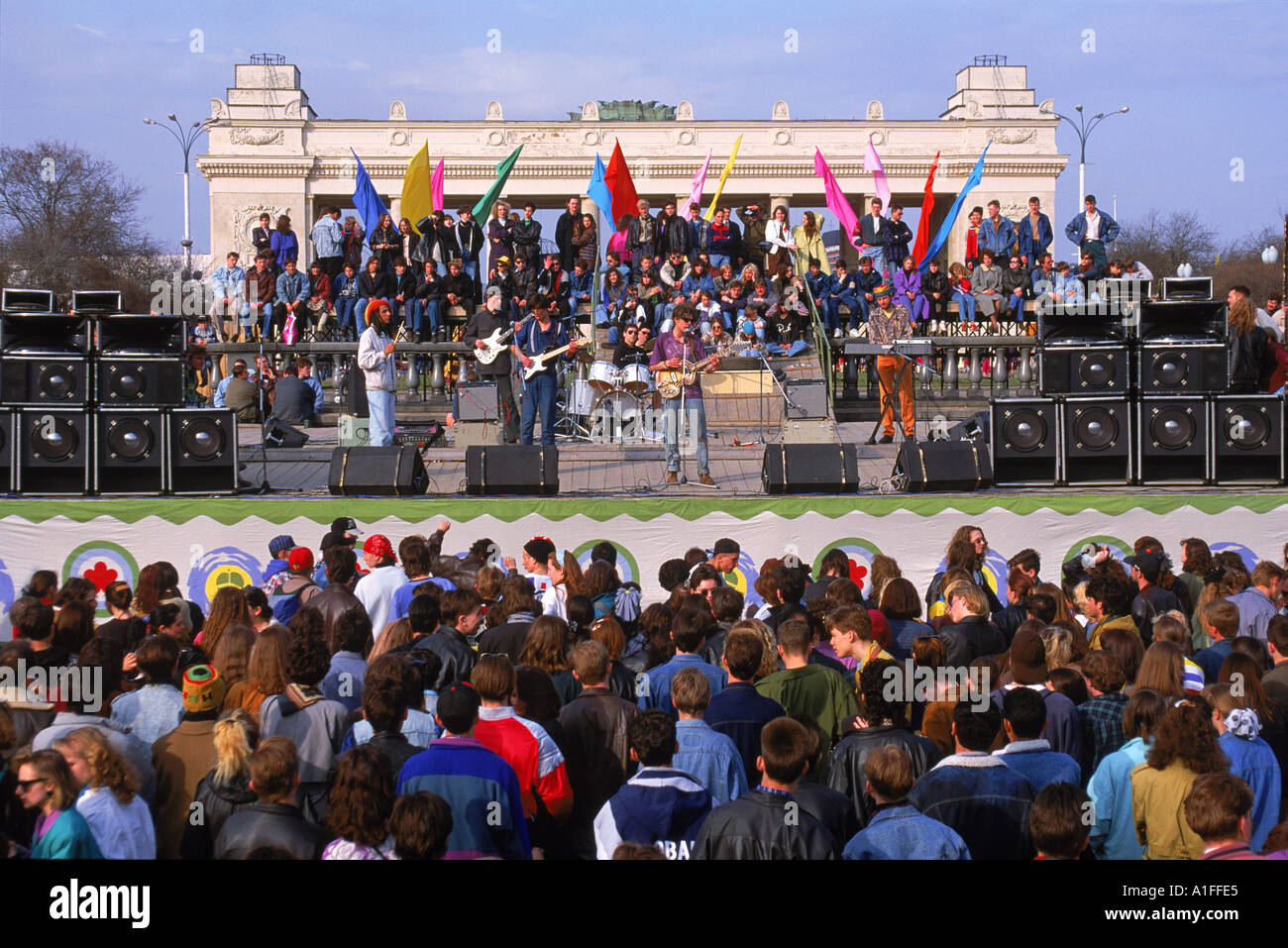 La foule à un concert au cours du Festival le jour de la Terre dans le Parc Gorky à Moscou Russie G Hellier Banque D'Images