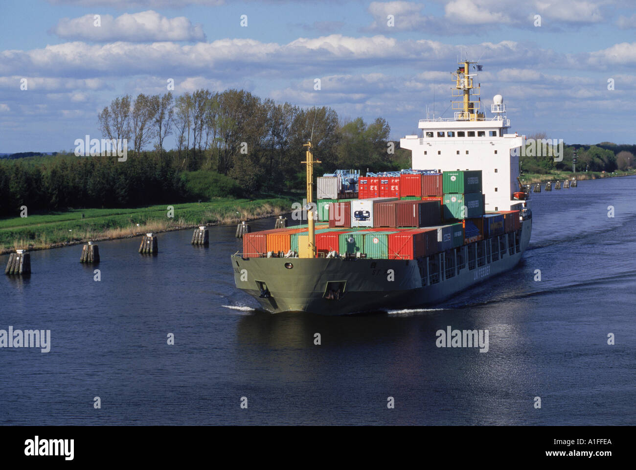 Des conteneurs sur un navire en transit du canal de Kiel en Allemagne G Hellier Banque D'Images