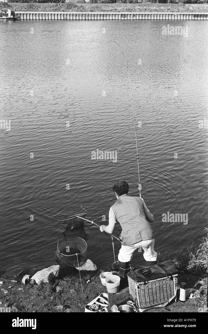 Homme jouant de gros poissons capturés sur la rivière Trent à Cromwell lock près de Newark en Angleterre Banque D'Images