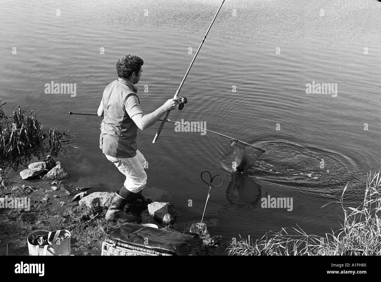 Homme jouant de gros poissons capturés sur la rivière Trent à Cromwell lock près de Newark en Angleterre Banque D'Images