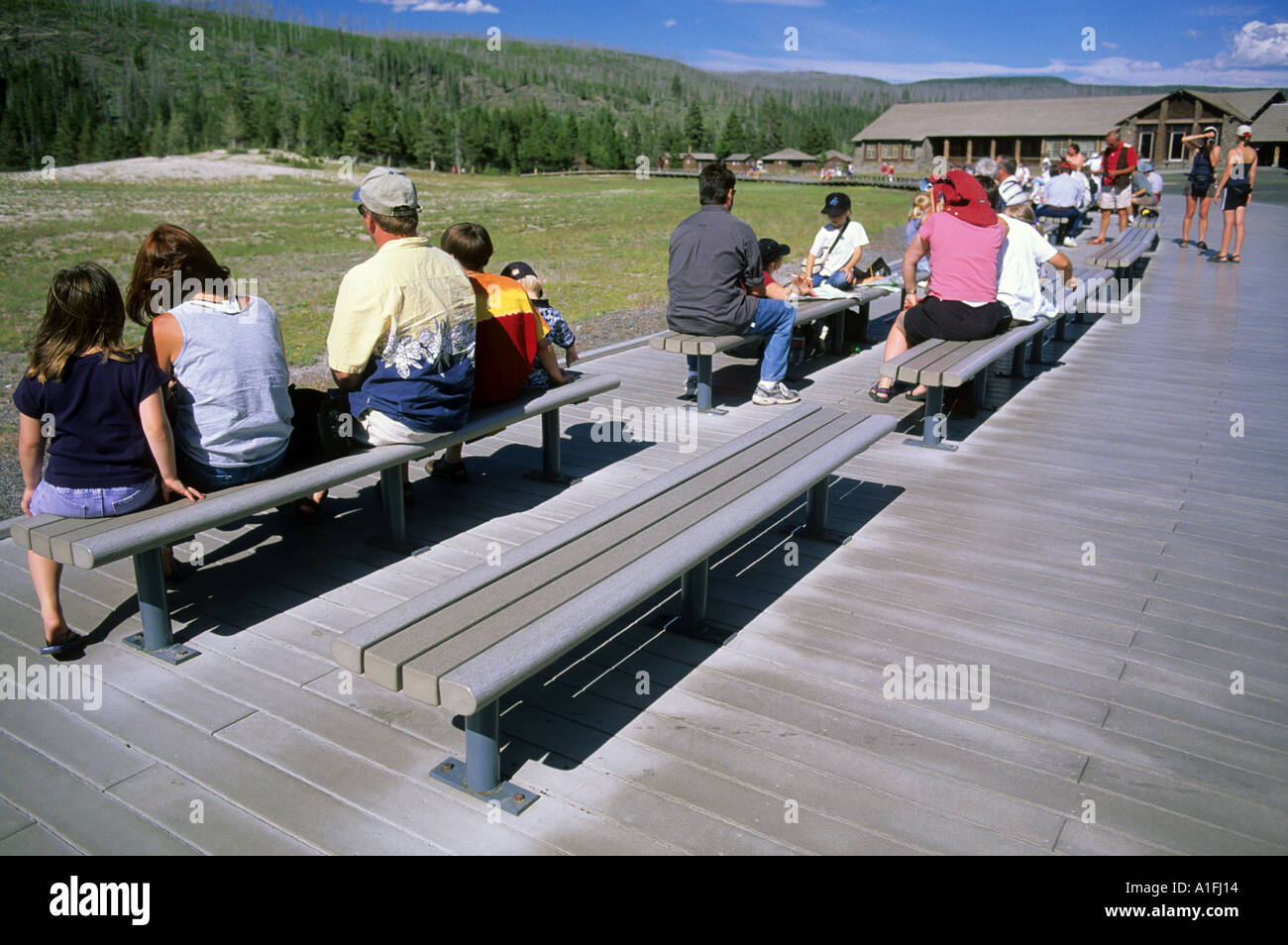 Le plastique recyclé utilisé pour le bois d'à Old Faithful visitor center dans le Parc National de Yellowstone au Wyoming Banque D'Images