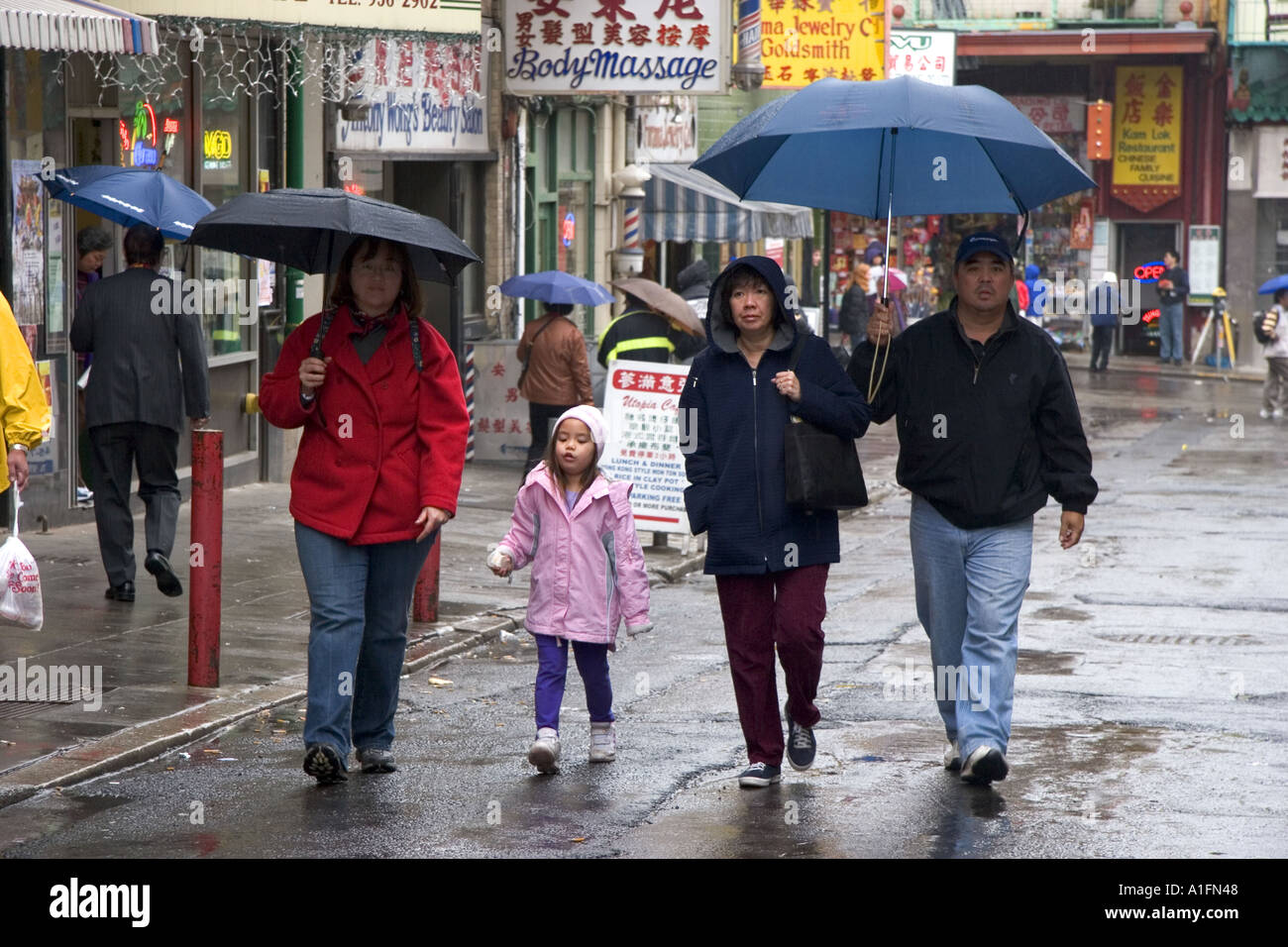 Personnes Marchant Sous La Pluie Avec Des Parapluies Dans Chinatown San Francisco California Photo Stock Alamy