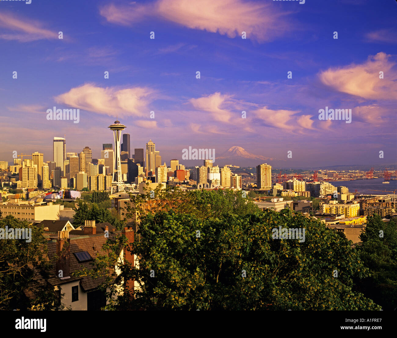 Seattle skyline comme vu par la sculpture à Kerry Washington Park Banque D'Images