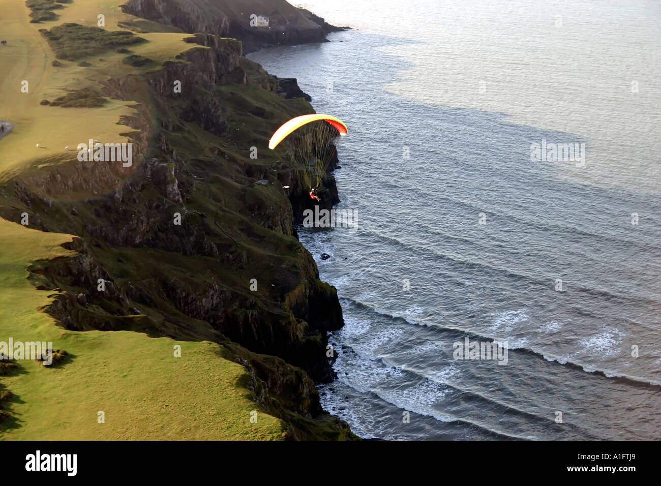 De l'air parapente air shot de volant au-dessus des falaises sur la mer à Rhossili Bay péninsule de Gower Wales UK Banque D'Images