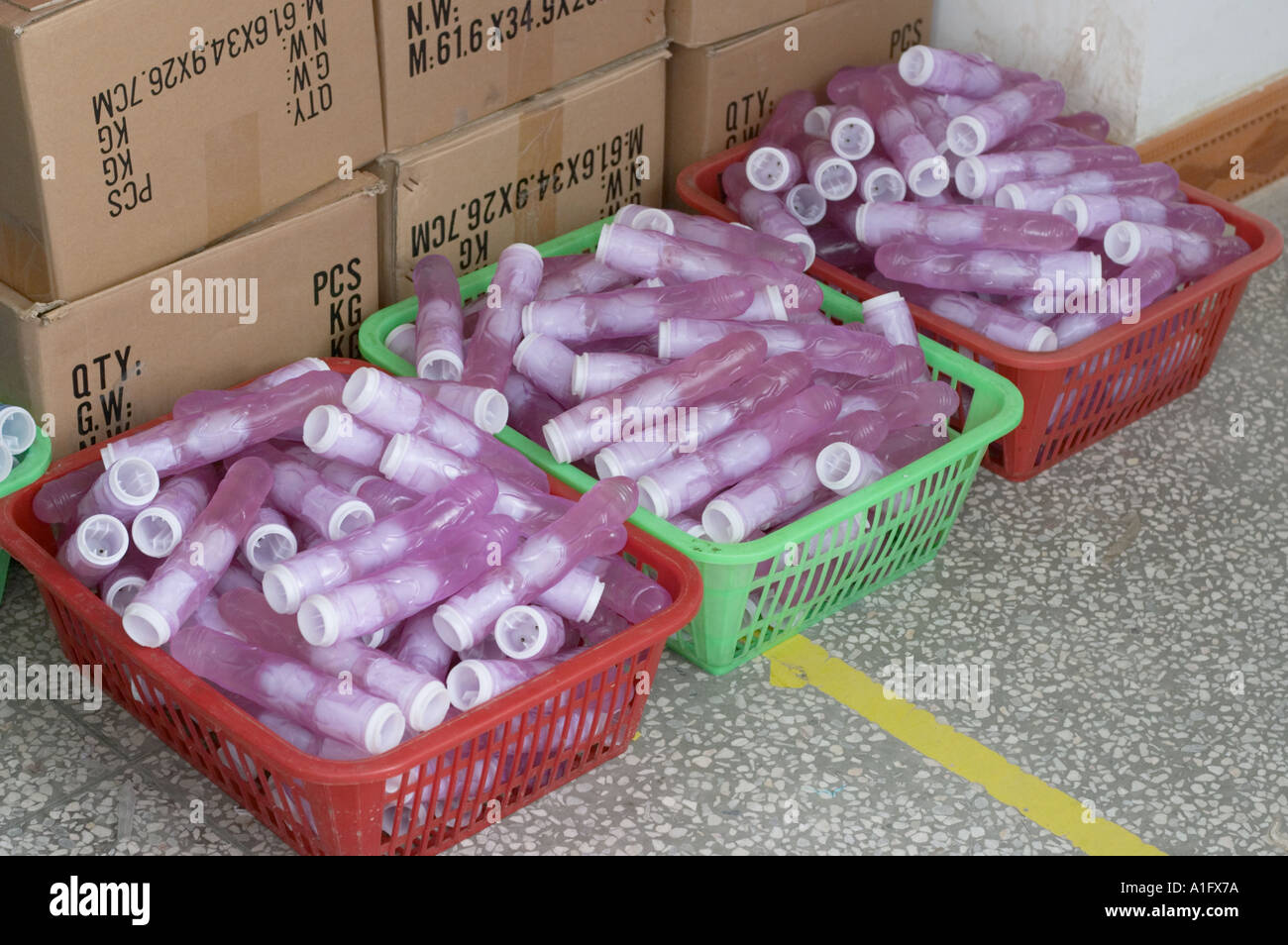 Godes et vibrateurs sont triés à l'usine de jouets sexuels à Shenzhen Chine Ce sexe Toy Factory se trouve dans la zone industrielle de shezhen dans l'une des zones économiques spéciales de la Chine est l'un des nombreux ZES administré par l'entreprise chinoise Shaki qui est l'un des six plus grands des fabricants de jouets en Chine soixante à soixante-dix pour cent de l'univers des jouets sont fabriqués en Chine pour les marchés intérieur et d'exportation Banque D'Images