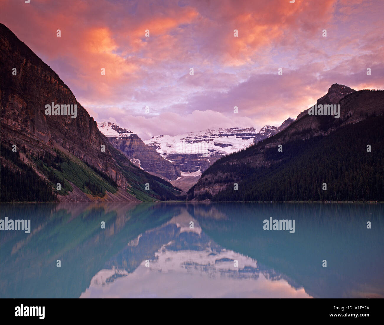 Lake Louise au coucher du soleil, parc national Banff Canada Banque D'Images