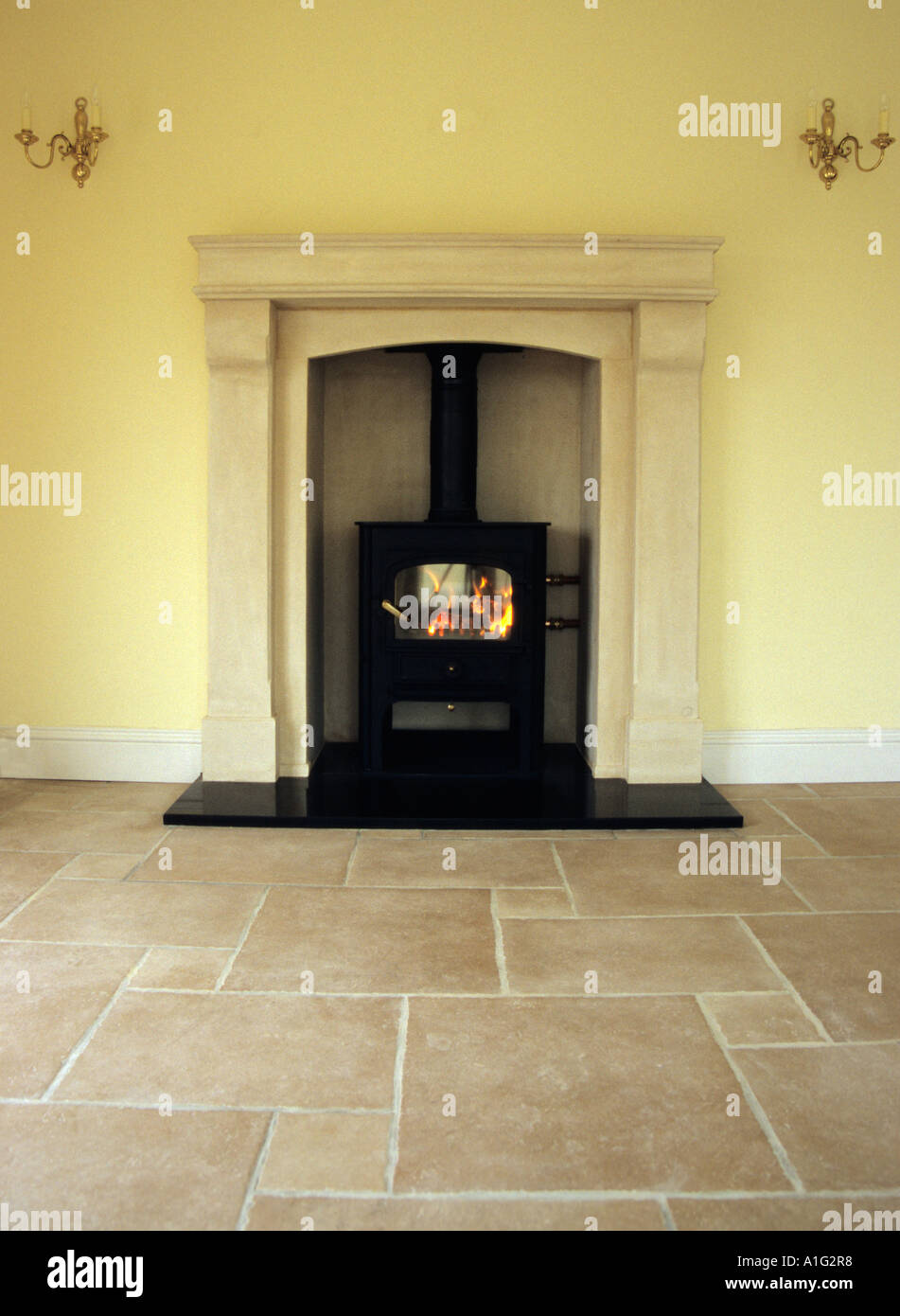 Un poêle à bois traditionnel avec une pierre surround. Banque D'Images