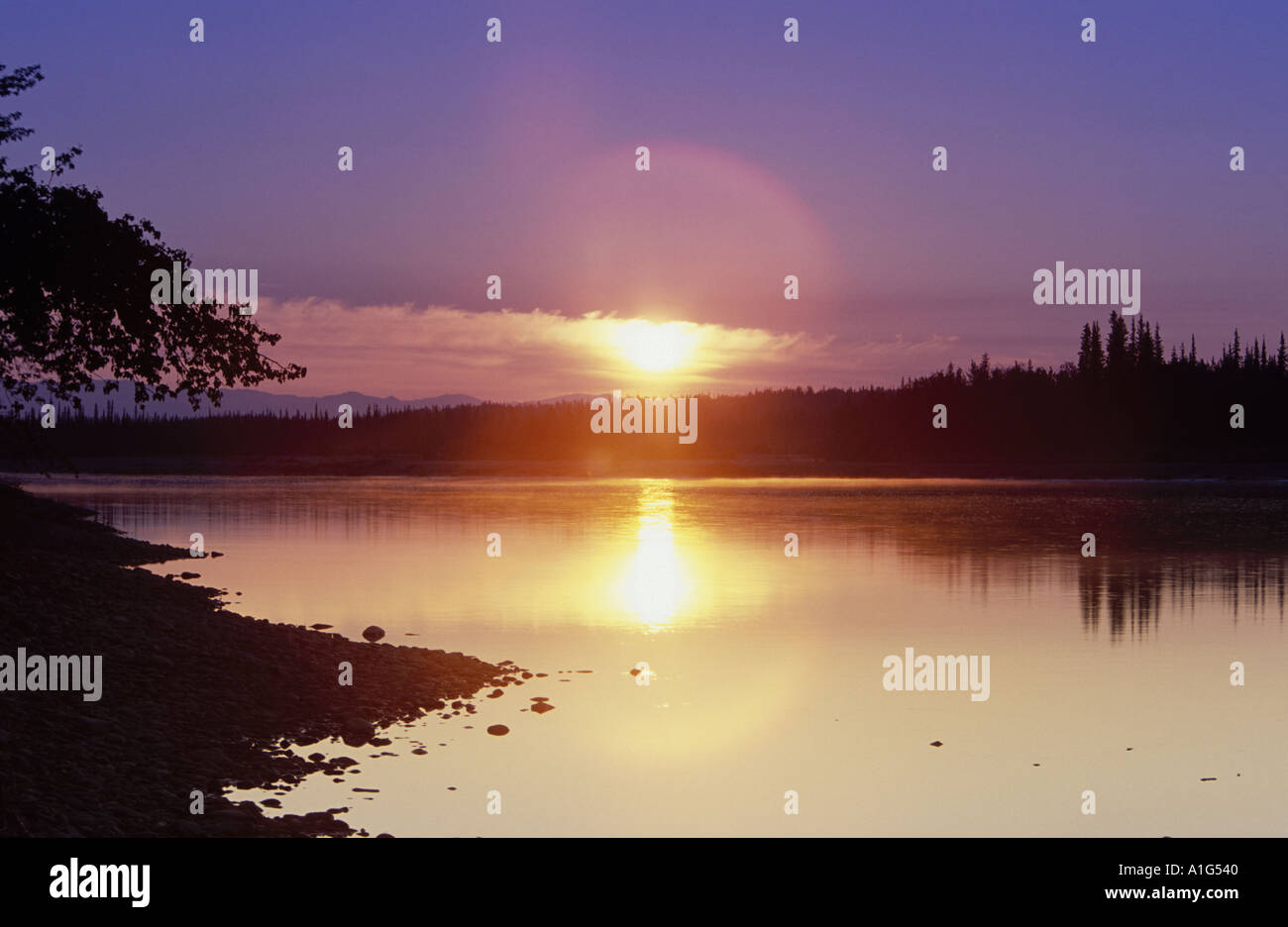 Lever du soleil sur la rivière Koyukuk Arctic Alaska Summer Banque D'Images