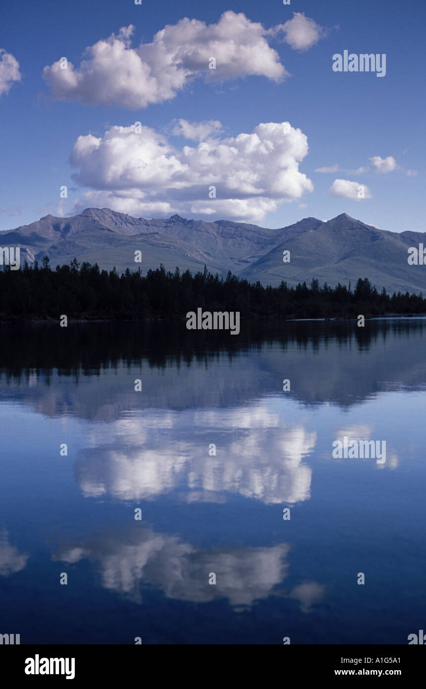 Les nuages se reflétant dans la rivière John Brooks AR AK Su Banque D'Images