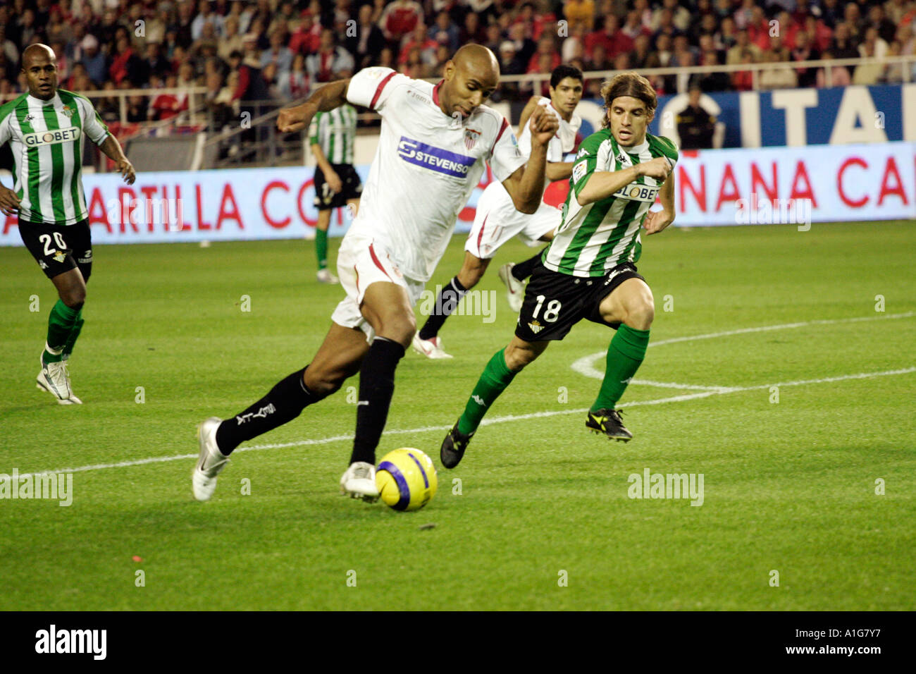 Kanoute, Sevilla FC marche avant, Real Betis surface de but avec le ballon Banque D'Images